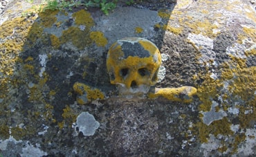 Ochsenburg Friedhof: Totenkopf als Memento mori, 2014