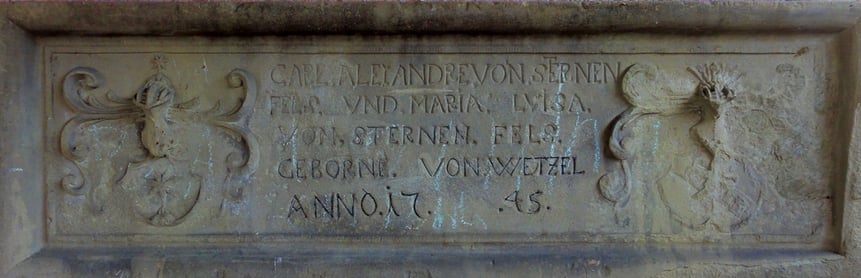 Inschrift mit Allianzwappen Carl Alexander von Sternenfels und Maria Luisa von Wetzel in Ochsenburg