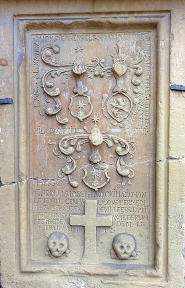 Epitaph des Hugo Carolus iosephus Antonius iohannes Nepomucenus von Sternenfels befindet sich am Turm der Jakobuskirche Leonbronn außen auf der Südseite